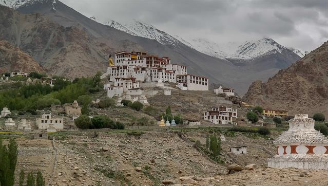 Likir Monastery aus dem 11, Jahrhundert, mit einem 75m hohen Buddha-Statue, Ladakh, im indischen Tibet.